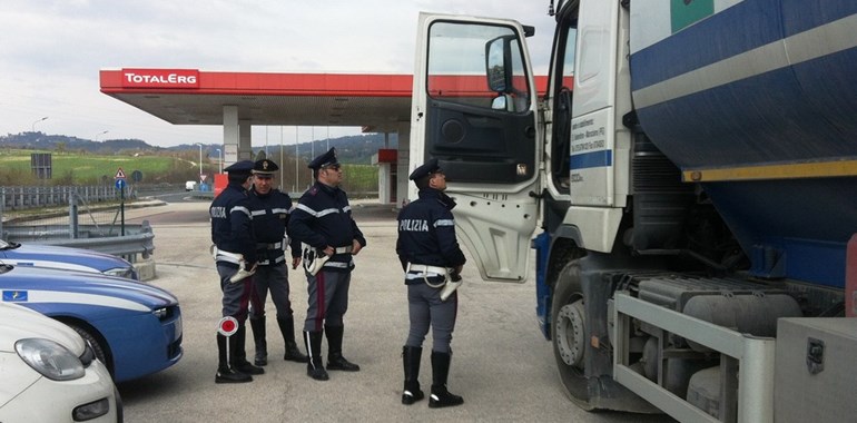 Maxi controllo della Polstrada di Arezzo sulla E45. Fermati 16